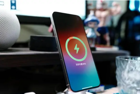 东莞生态园苹果15换屏服务分享用什么充电器给iPhone15充电更好 
